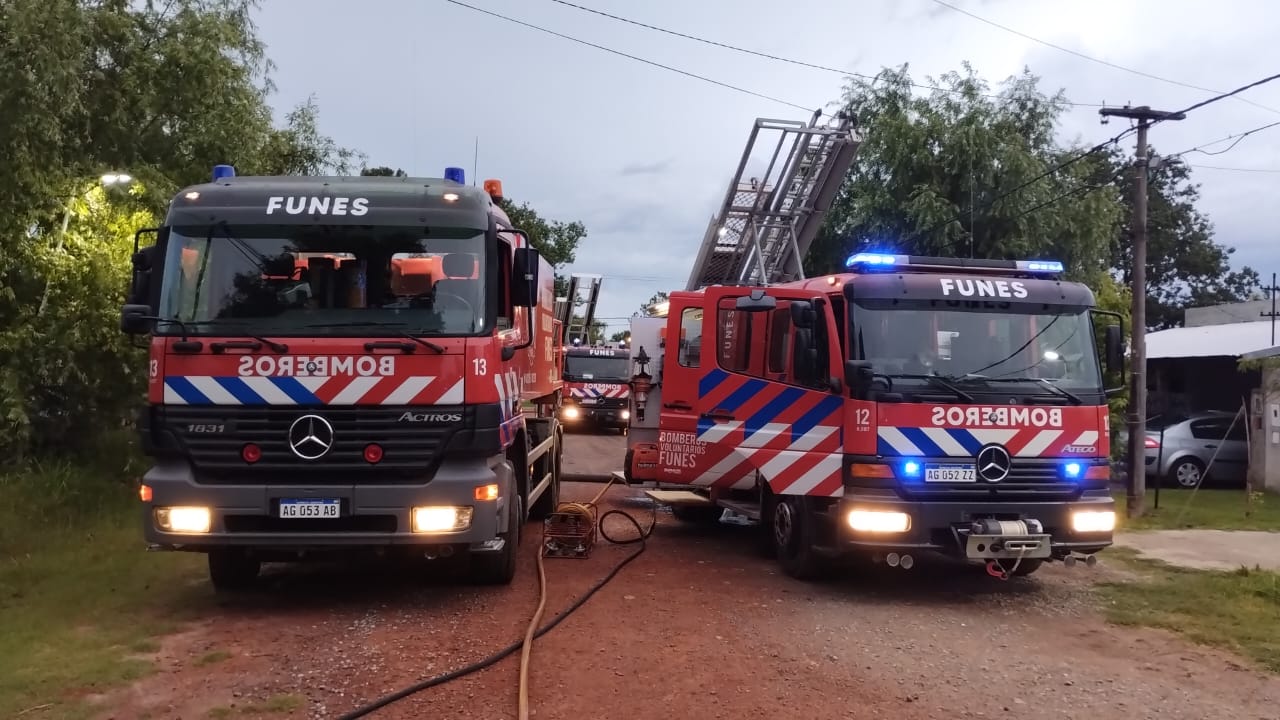 Se incendió un auto y parte de una casa en Funes: sin víctimas 